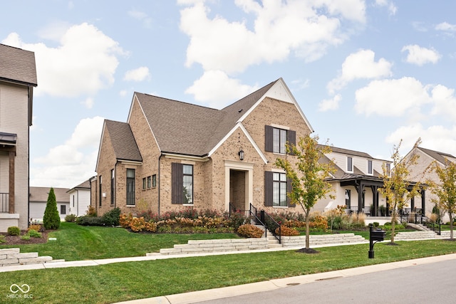 view of front of property featuring a front lawn