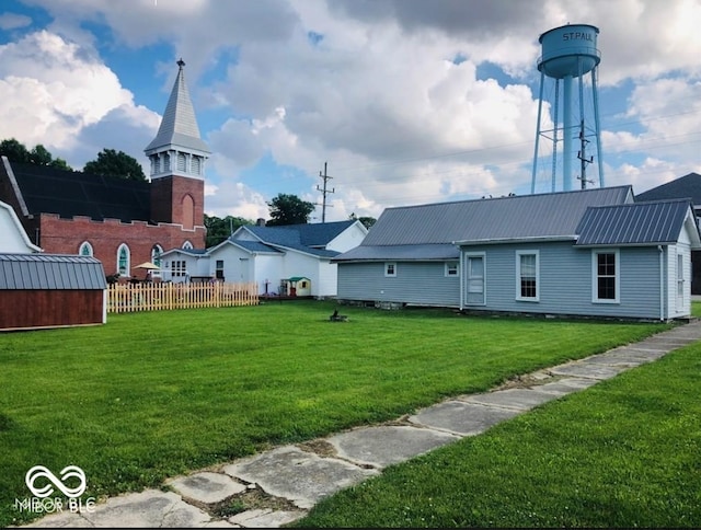 view of yard with a shed