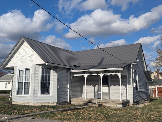 view of front facade featuring a front lawn