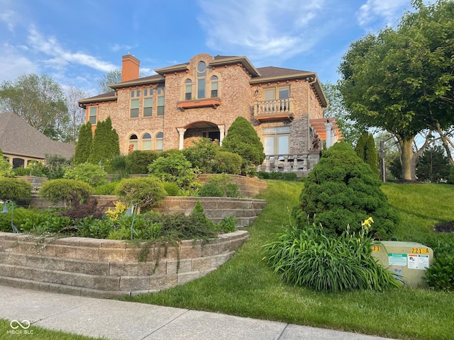 view of front of home featuring a front lawn