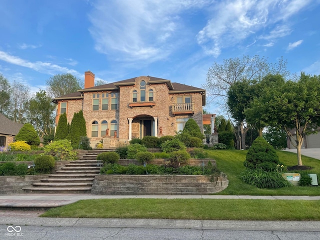 view of front of house featuring a front lawn