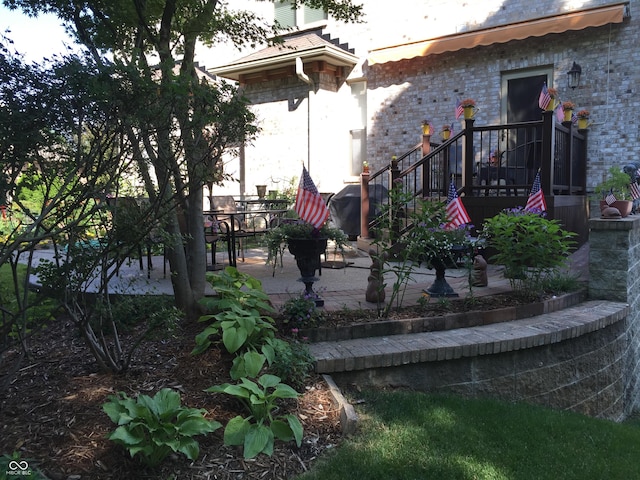 view of yard featuring a patio area