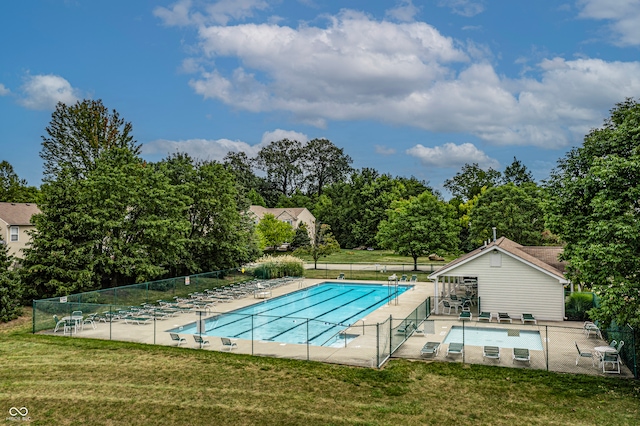 view of swimming pool featuring a lawn