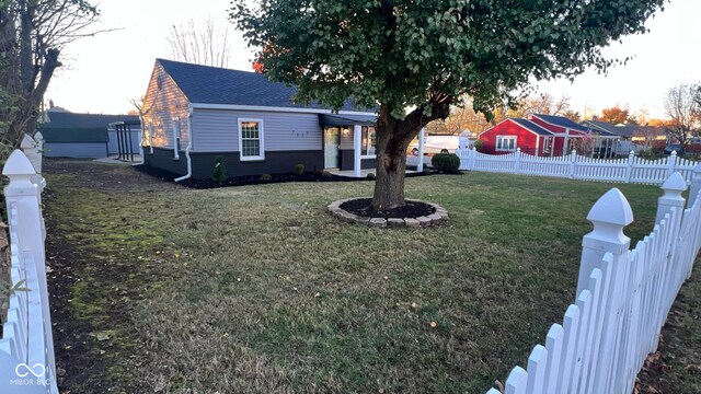 view of front of home featuring a front lawn