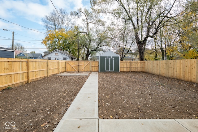 view of yard featuring a shed