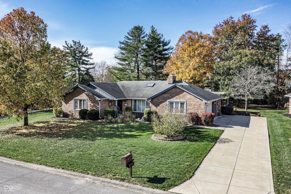 ranch-style house featuring a front yard