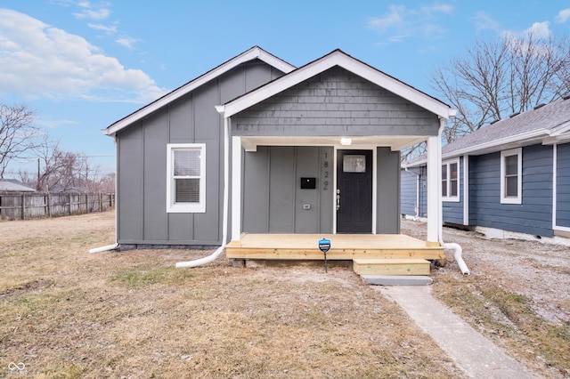 bungalow-style house with an outdoor structure