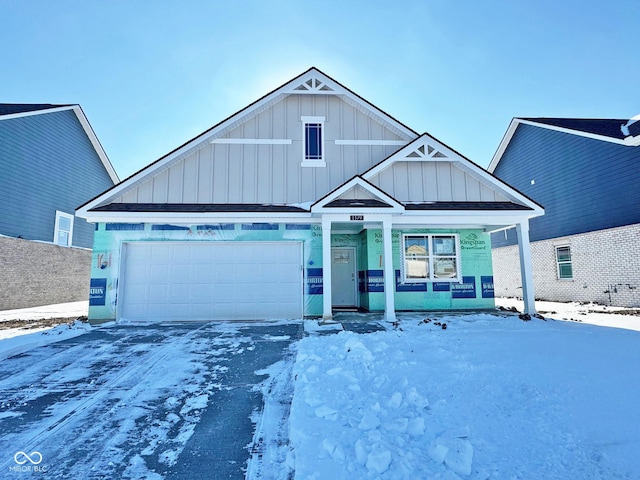 view of front facade featuring a garage