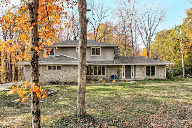 front of property with a front lawn