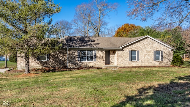 ranch-style home featuring a front lawn