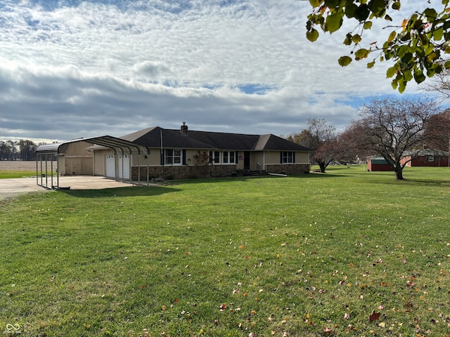 view of front of house featuring a carport and a front yard