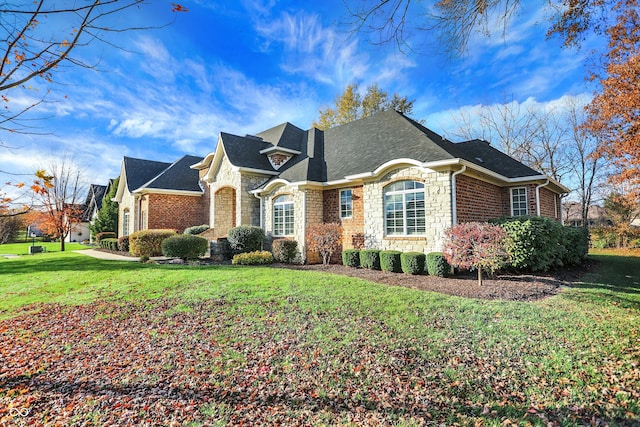 view of front of property featuring a front yard