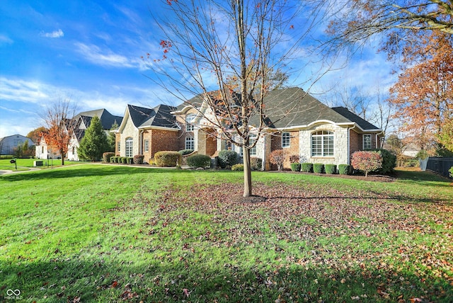 view of front of home featuring a front yard