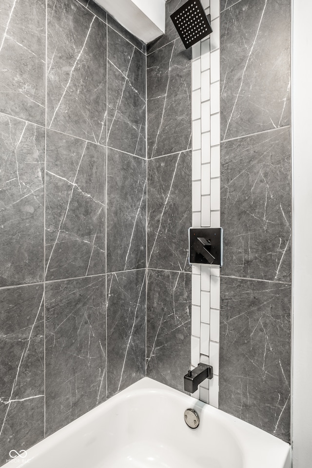 bathroom with tiled shower / bath combo