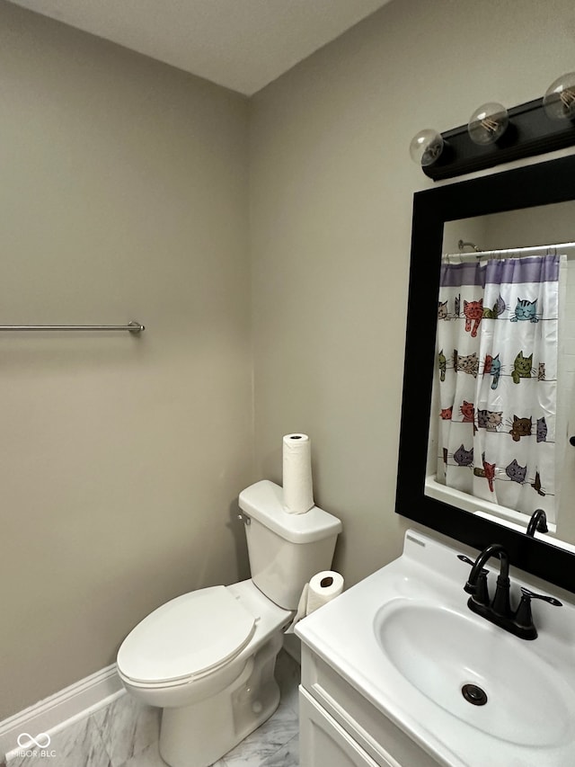 bathroom featuring a shower with shower curtain, vanity, and toilet