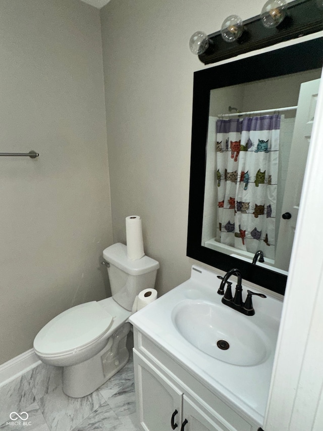 bathroom with a shower with curtain, vanity, and toilet