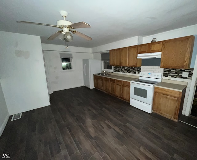 kitchen featuring decorative backsplash, sink, dark hardwood / wood-style floors, ceiling fan, and white electric stove