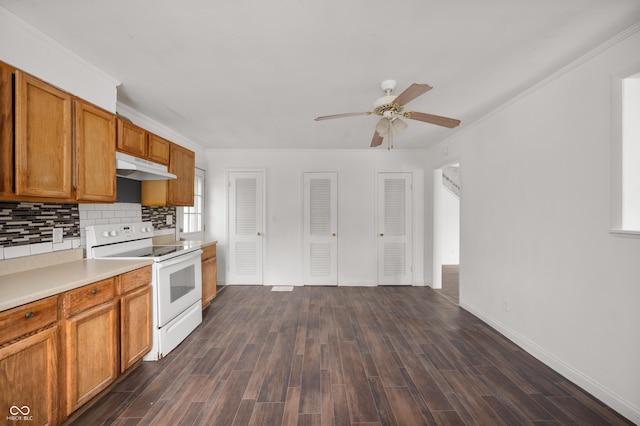 kitchen featuring electric range, ornamental molding, dark hardwood / wood-style flooring, ceiling fan, and decorative backsplash