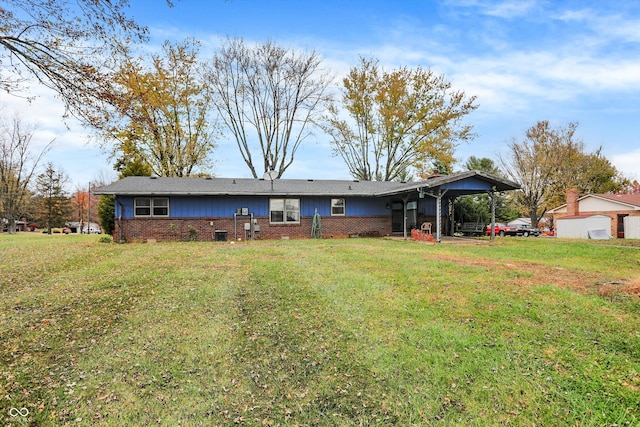 view of front facade featuring a carport and a front lawn