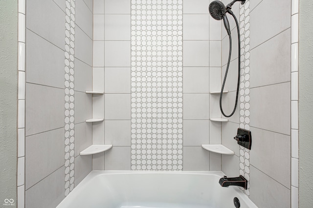 bathroom featuring tiled shower / bath combo