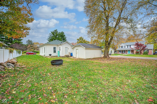 view of yard featuring an outdoor fire pit