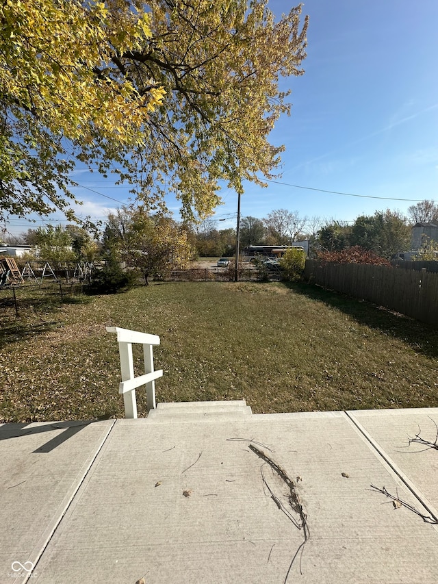 view of yard featuring a patio area