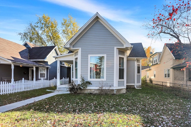 view of front of property featuring a front lawn