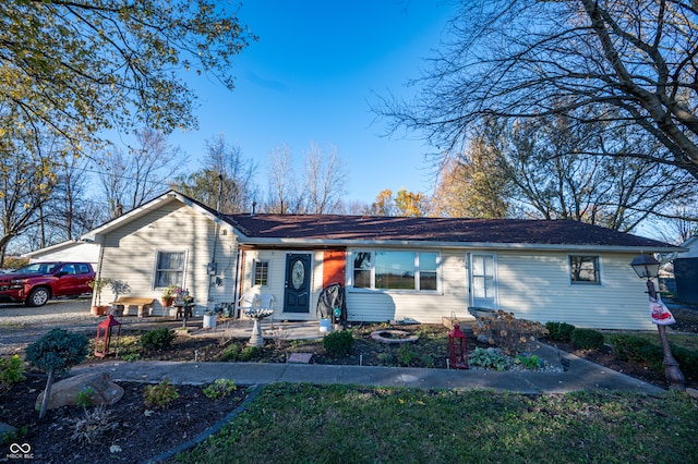 ranch-style home featuring a front lawn