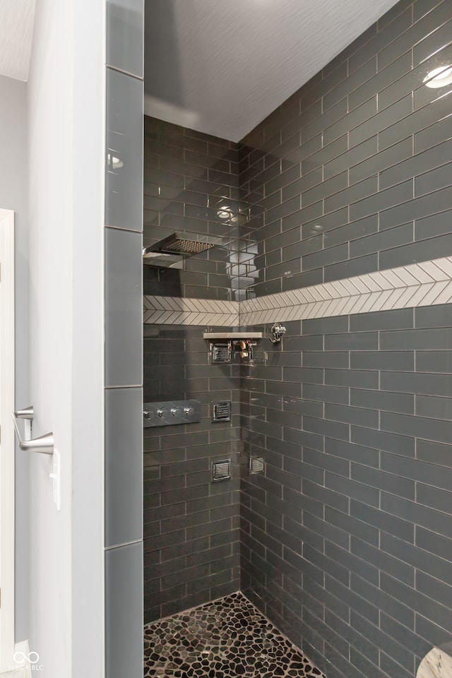 bathroom featuring tiled shower