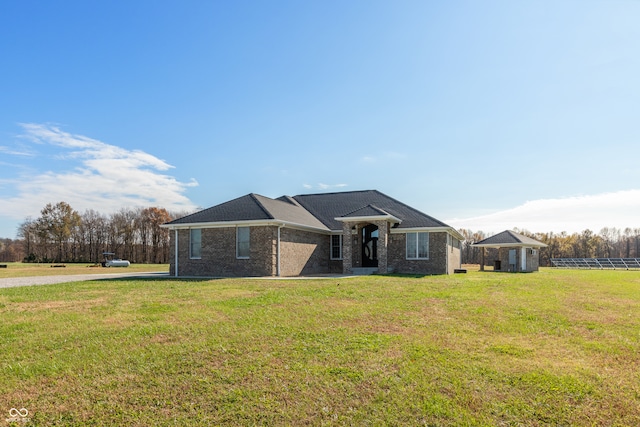 ranch-style house featuring a front yard