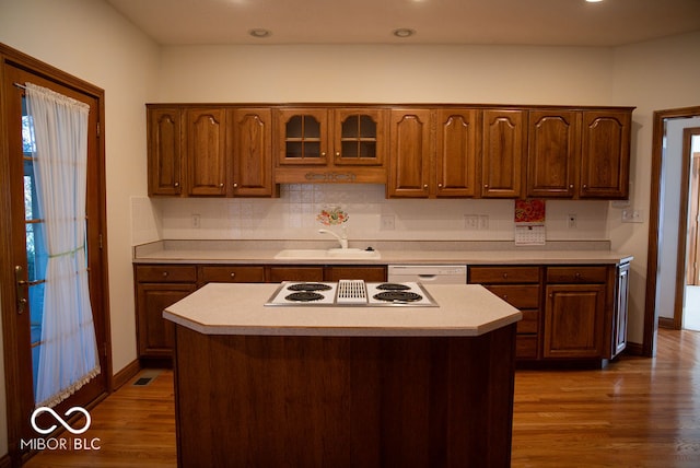 kitchen featuring sink, a center island, dark hardwood / wood-style floors, and white appliances