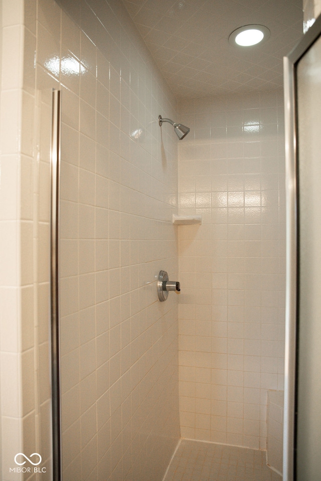 bathroom featuring a tile shower