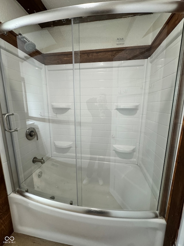 bathroom with enclosed tub / shower combo