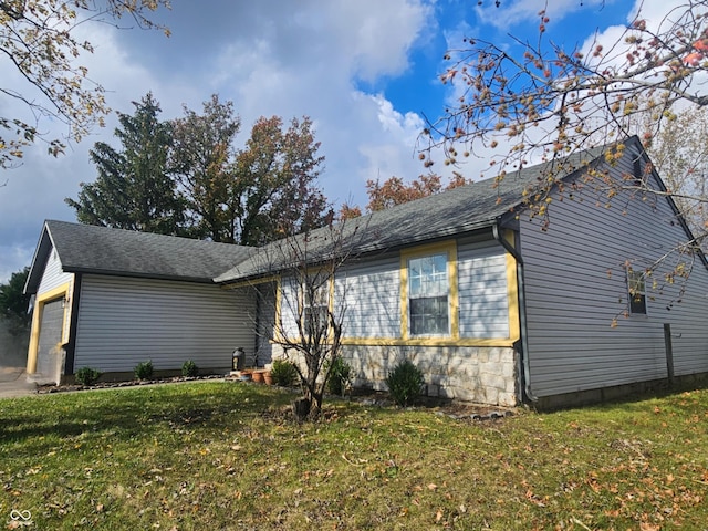 view of front of property featuring a front lawn