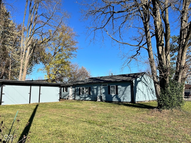 single story home featuring a front lawn