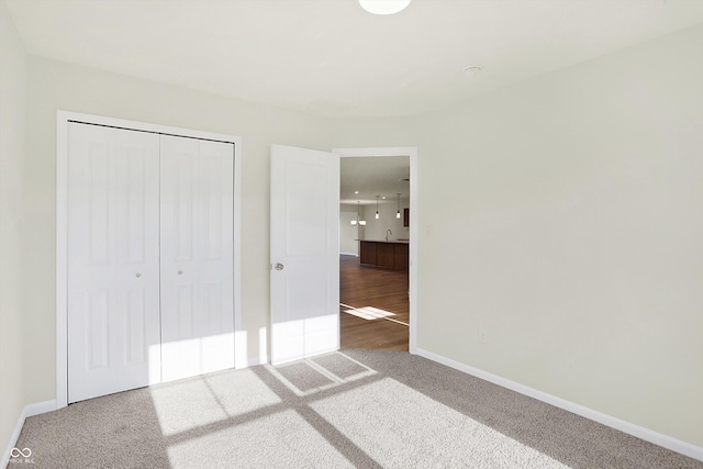 unfurnished bedroom with carpet flooring and a closet