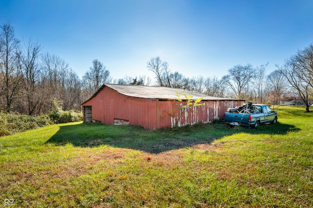 view of yard with an outbuilding