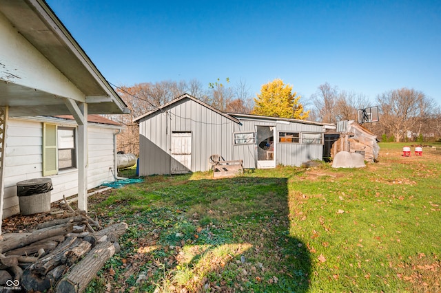 view of yard featuring a storage shed