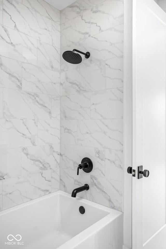 bathroom featuring tiled shower / bath combo