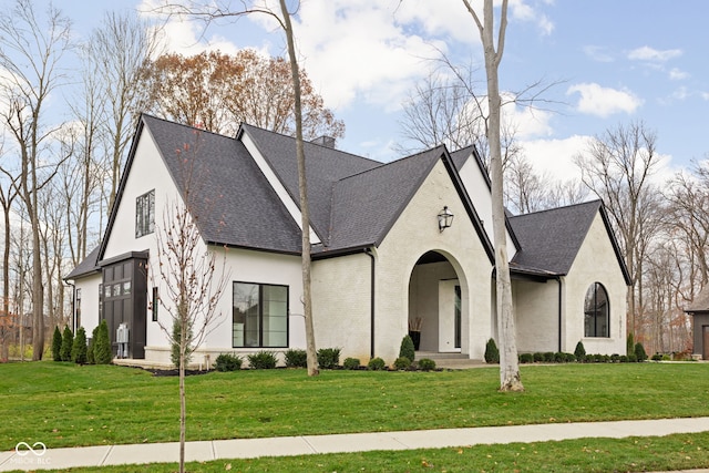 view of front of property featuring a front lawn