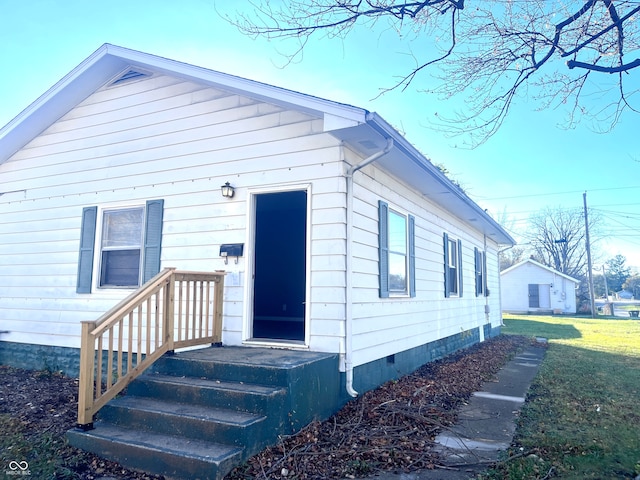 view of front of house with a front lawn