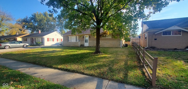 view of front of property featuring a front yard