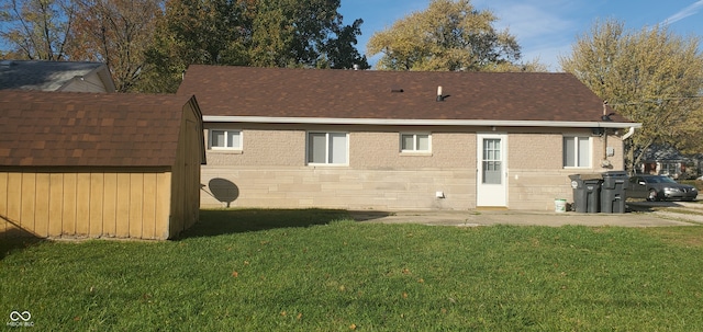 back of house featuring a yard