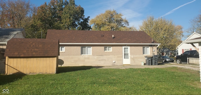 back of house featuring a lawn