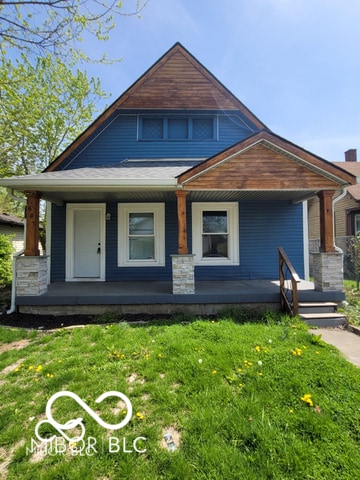 view of front of property featuring a front yard and a porch