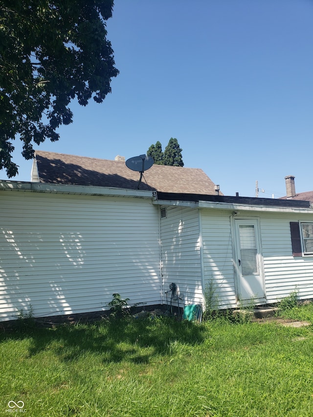 back of house featuring a lawn