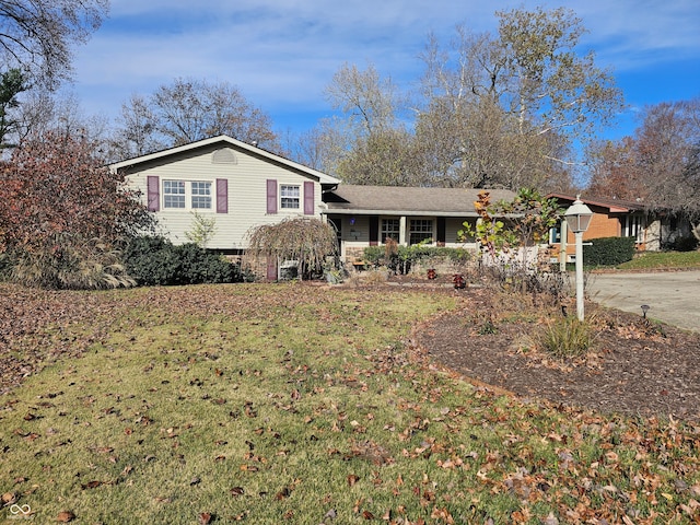 split level home with a front lawn