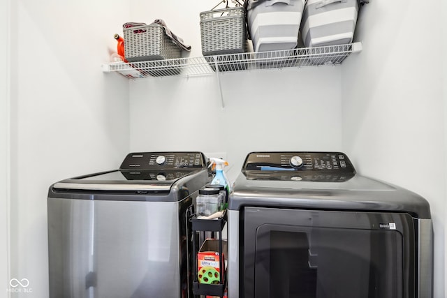 washroom featuring washing machine and clothes dryer