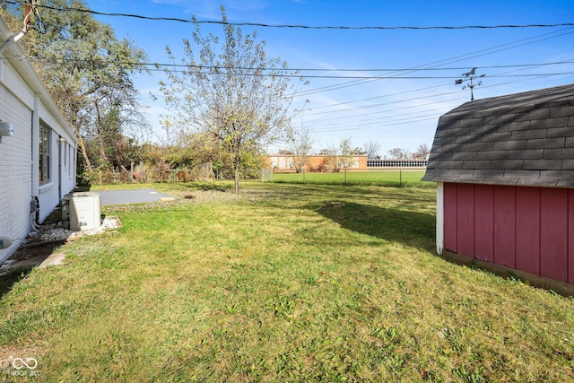 view of yard with an outbuilding