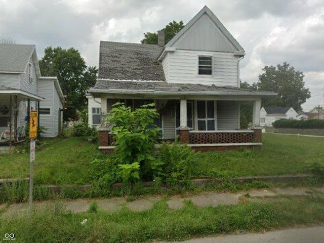 view of front of property with covered porch and a front lawn